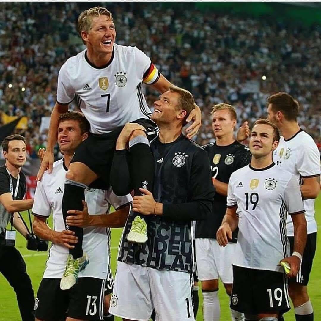 Футбол германия время. Haverts сборная Германии. Футболисты сборной Германии после Победы 2014. Футбольная команда Германии.