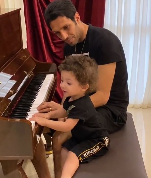 سپهر حیدری و فرزندش در حال پیانو زدن