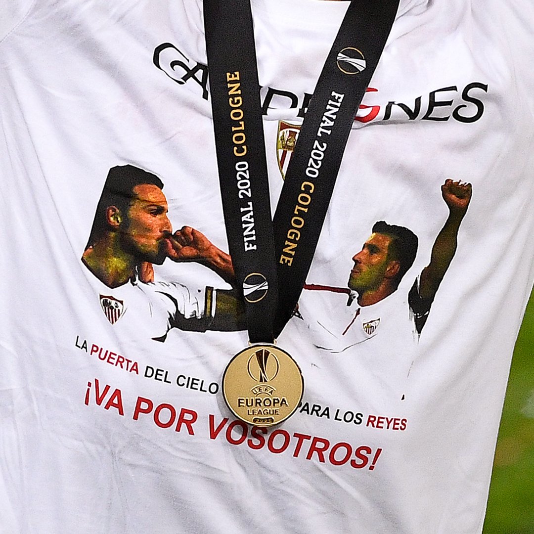 ادای احترام باشگاه سویا به خوزه آنتونیو ریس و آنتونیو پوئرتا پس از قهرمانی در لیگ اروپا