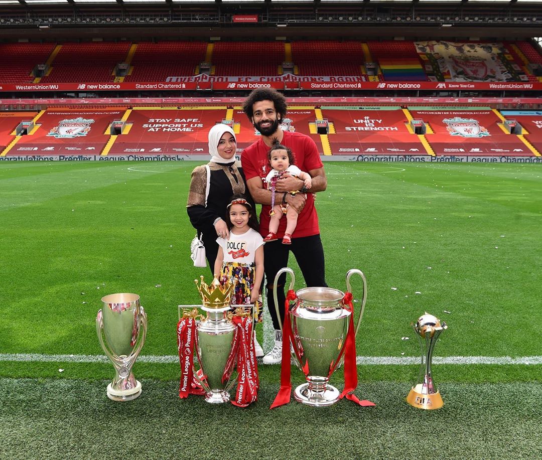 محمد صلاح و خانواده با جام های لیورپول
