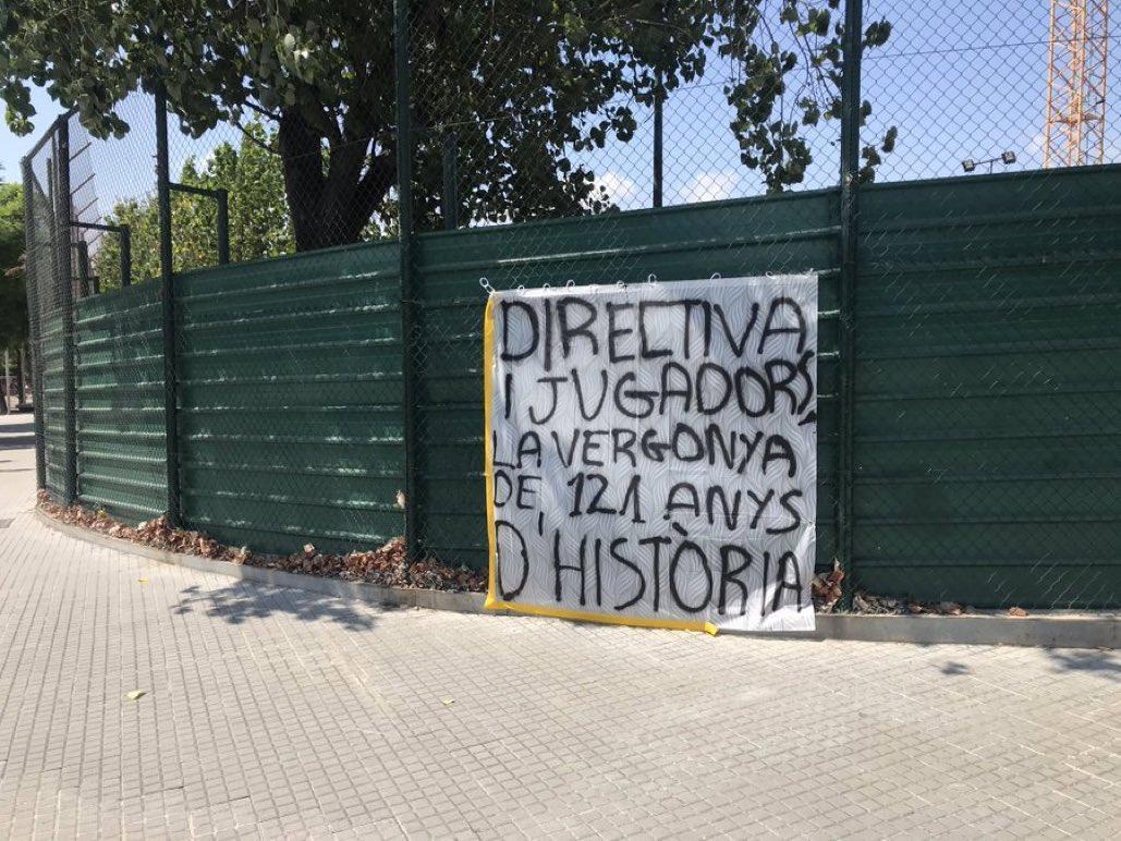 بنر اعتراضی علیه مدیران بارسلونا